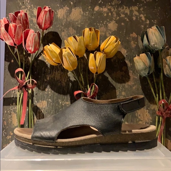 Comfortable leather sandal. - Picture 3 of 3